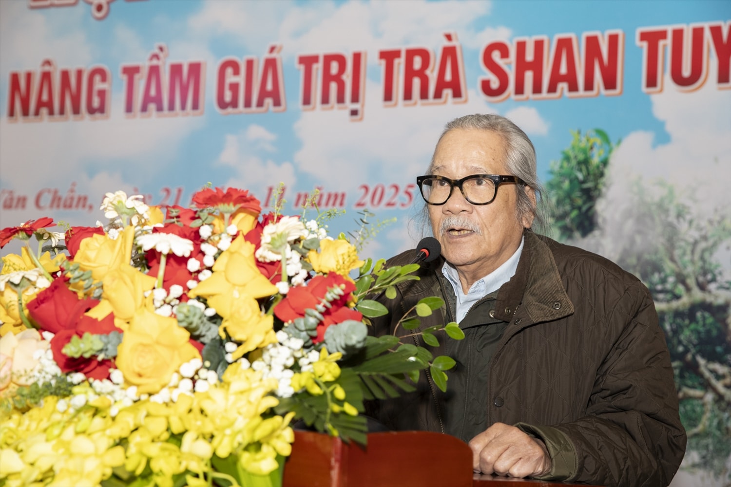 Ông Lê Huy Cường, Hội Cây Di sản Việt Nam (Hội Bảo vệ thiên nhiên và môi trường Việt Nam) trình bày tham luận tại Hội thảo