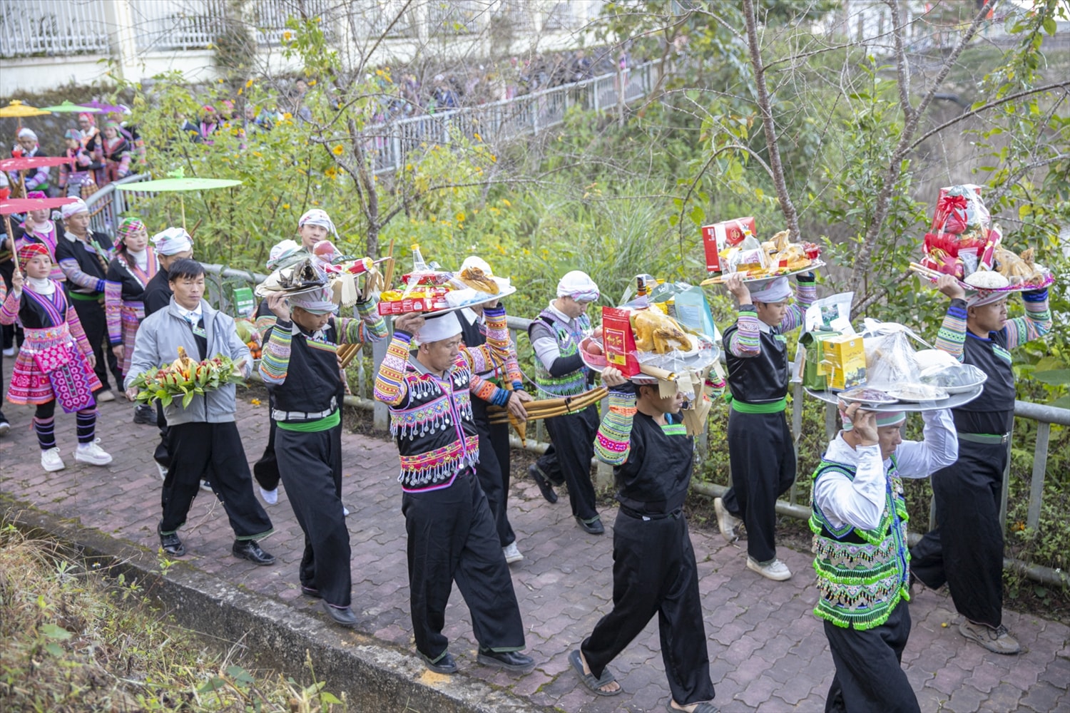 Lễ vật dâng lên cúng cây chè tổ là những sản phẩm nông nghiệp tươi ngon nhất của địa phương do chính bà con nuôi trồng, bao gồm: cơm nếp, rượu, gà, bánh dầy, hoa, trái cây, chè, giấy vàng, giấy đỏ, hương.