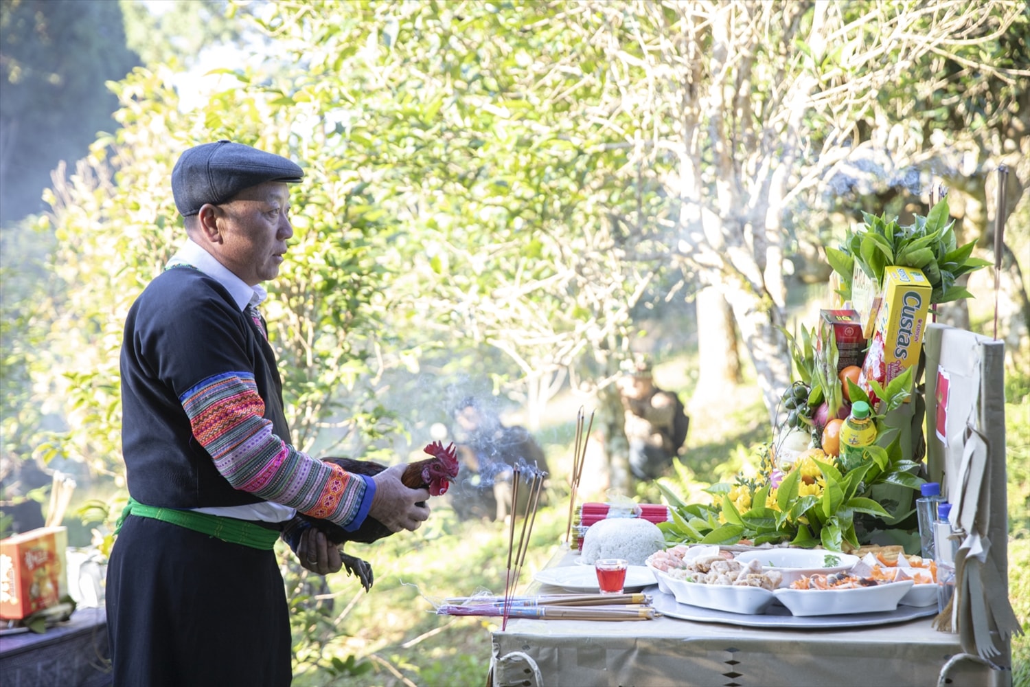 Trong thời khắc linh thiêng, lời cúng đã dâng lên trời đất, thần linh, thần chè với lòng thành tâm: “Cầu thần trời, thần đất, thần chè phù hộ, che chở cho vạn vật, cầu cho mưa thuận gió hoà, cuộc sống của người dân ấm no, hạnh phúc, cầu cho quê hương, đất nước thái bình – thịnh vượng”.