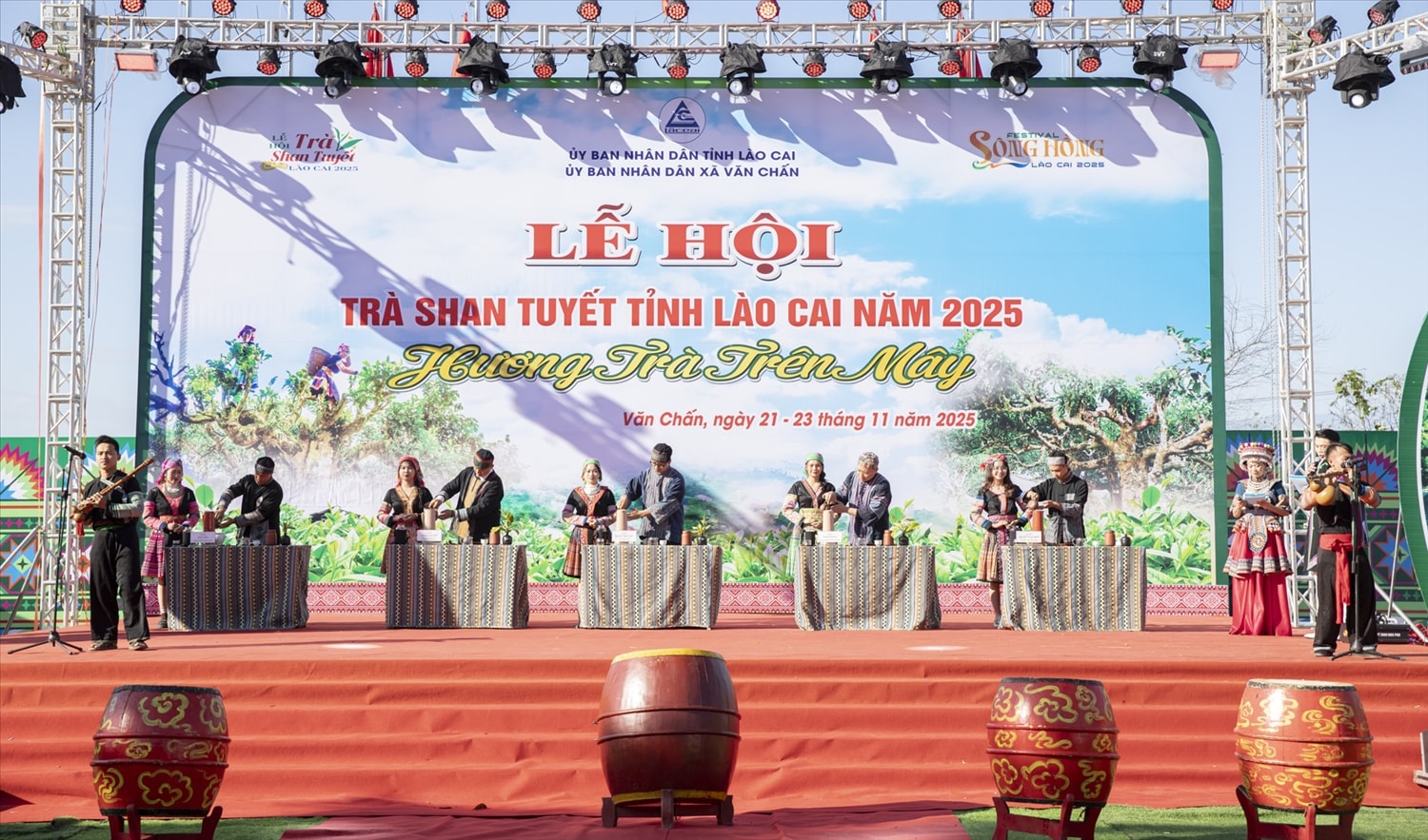 Tại lễ hội, các trà nhân và du khách đã cùng thưởng thức phẩm trà đặc biệt: Lục trà (trà xanh) – dòng trà phổ biến được thu hái từ những cây trà cổ thụ 300 năm tuổi trên đỉnh Suối Giàng ở độ cao gần 1.400m.
