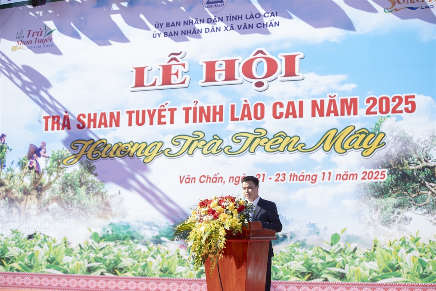 Ông Nguyễn Hữu Lực – Chủ tịch UBND xã Văn Chấn phát biểu tại Khai mạc Lễ hội trà Shan tuyết tỉnh Lào Cai năm 2025