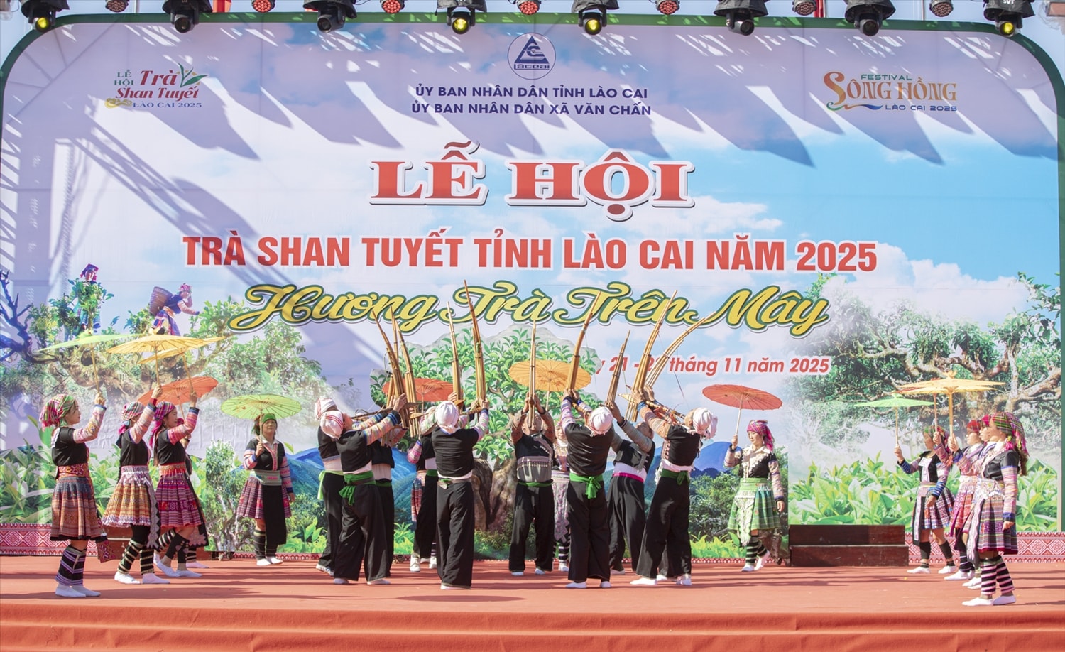 Đồng bào dân tộc Mông đến từ các thôn, bản xã Văn Chấn, tỉnh Lào Cai biểu diễn tại Lễ hội