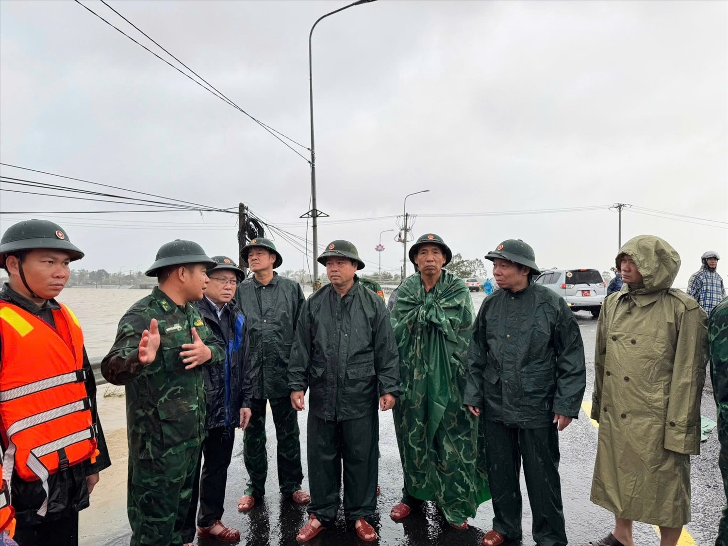 Thiếu tướng Trần Ngọc Hữu và đoàn công tác cơ động đến địa bàn vùng lũ tại Đắk Lắk. Thiếu tướng Trần Ngọc Hữu và đoàn công tác cơ động đến địa bàn vùng lũ tại Đắk Lắk.