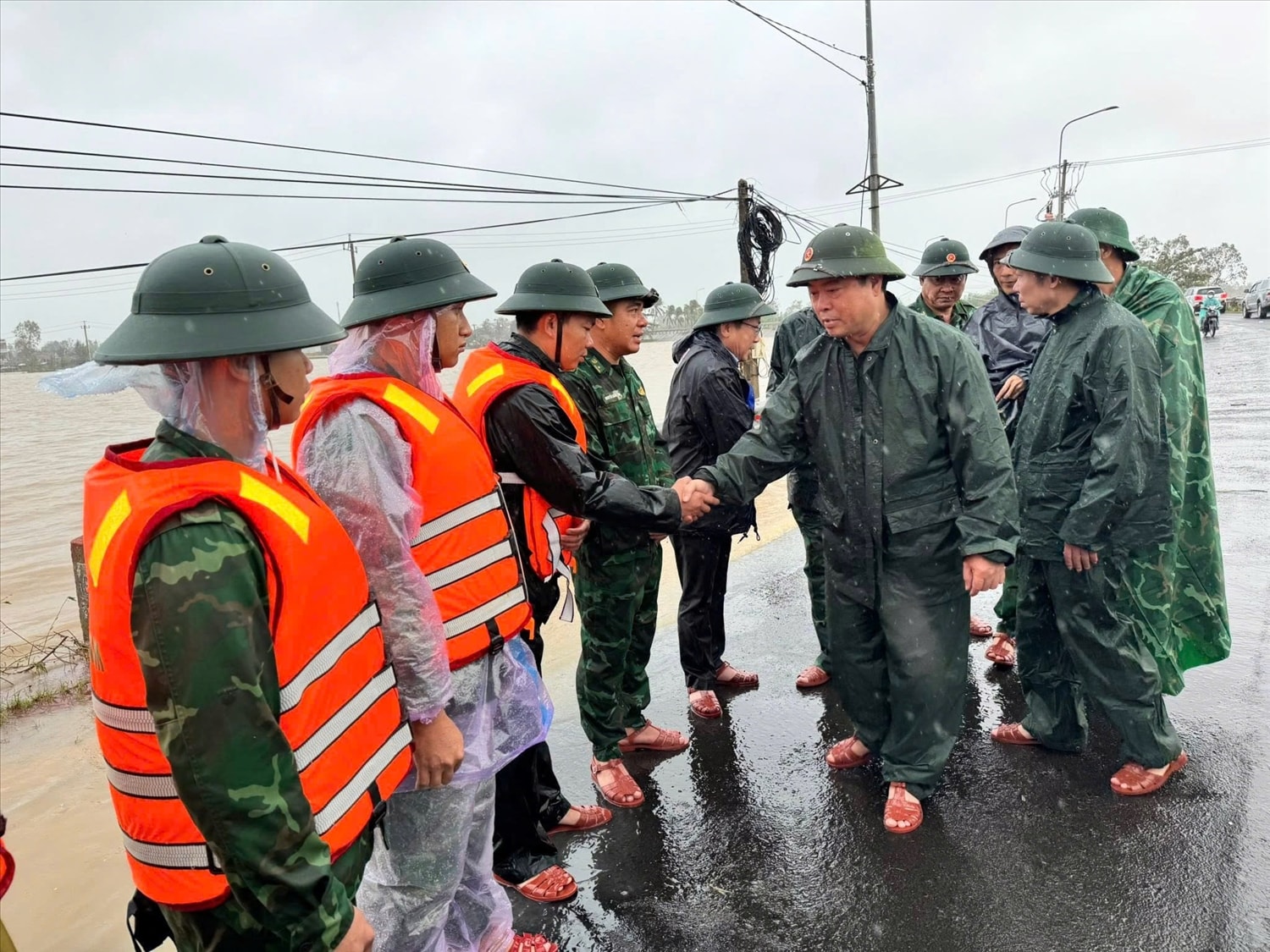 Thiếu tướng Trần Ngọc Hữu động viên cán bộ chiến sĩ làm nhiệm vụ cứu hộ Thiếu tướng Trần Ngọc Hữu động viên cán bộ chiến sĩ làm nhiệm vụ cứu hộ