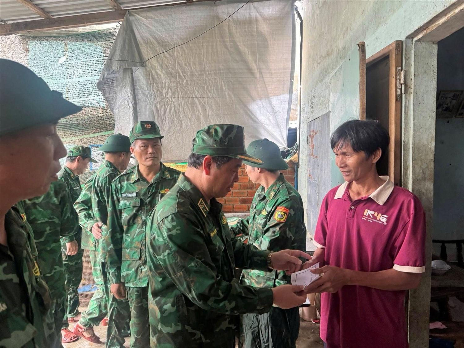 Thiếu tướng Trần Ngọc Hữu thăm, tặng quà động viên hộ dân vùng lũ. Thiếu tướng Trần Ngọc Hữu thăm, tặng quà động viên hộ dân vùng lũ.