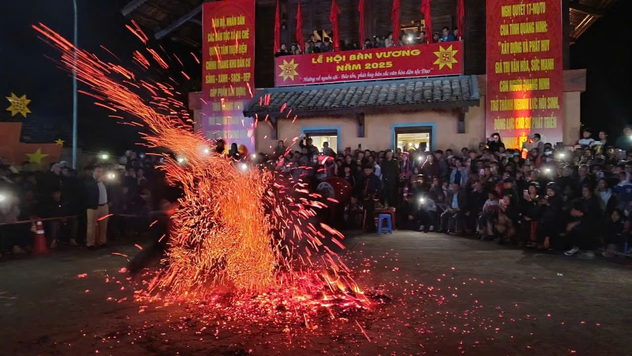 Lễ nhảy lửa được tái hiện trong Lễ hội Bàn Vương năm 2025 Lễ nhảy lửa được tái hiện trong Lễ hội Bàn Vương năm 2025