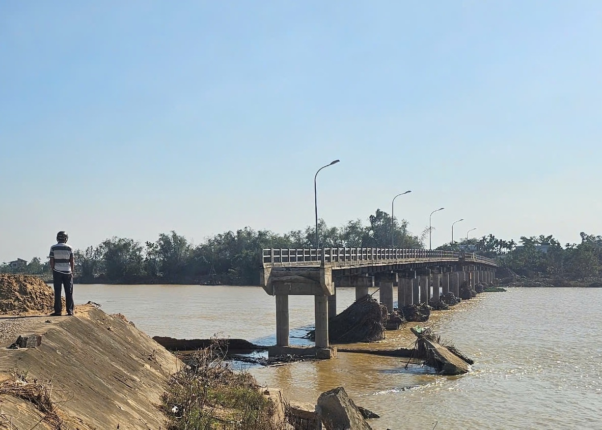 Sạt lở nghiêm trọng ở khu vực cầu Bà Ngân. (Ảnh VQ)