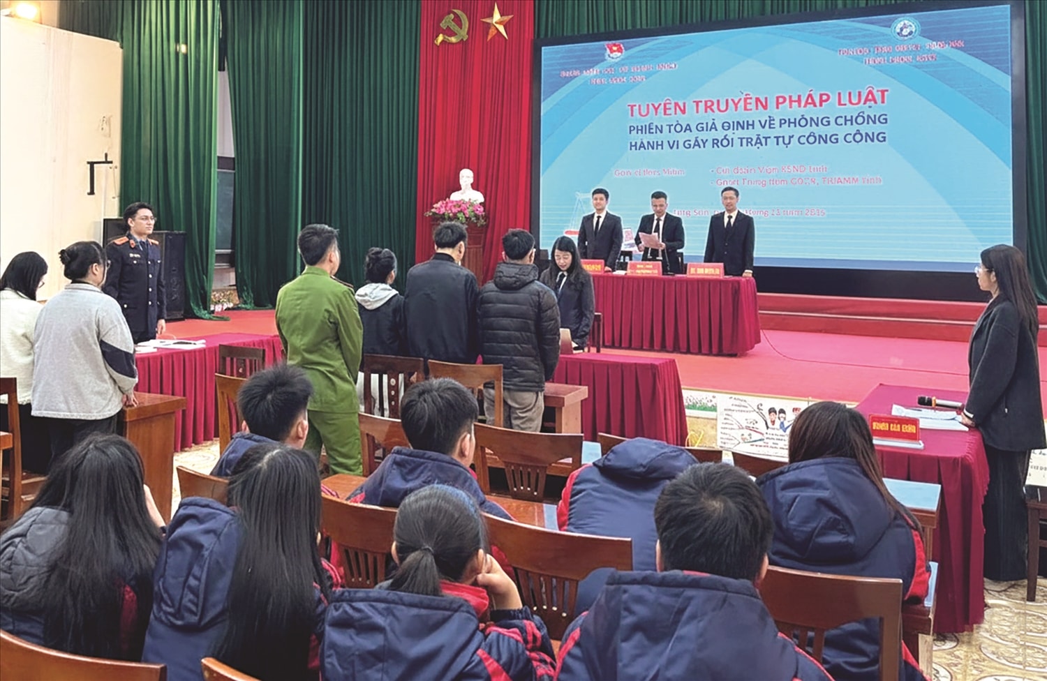 Phiên tòa giả định giúp các em học sinh hiểu rõ ranh giới giữa sự bốc đồng, nông nổi của tuổi trẻ với hành vi vi phạm pháp luật Phiên tòa giả định giúp các em học sinh hiểu rõ ranh giới giữa sự bốc đồng, nông nổi của tuổi trẻ với hành vi vi phạm pháp luật