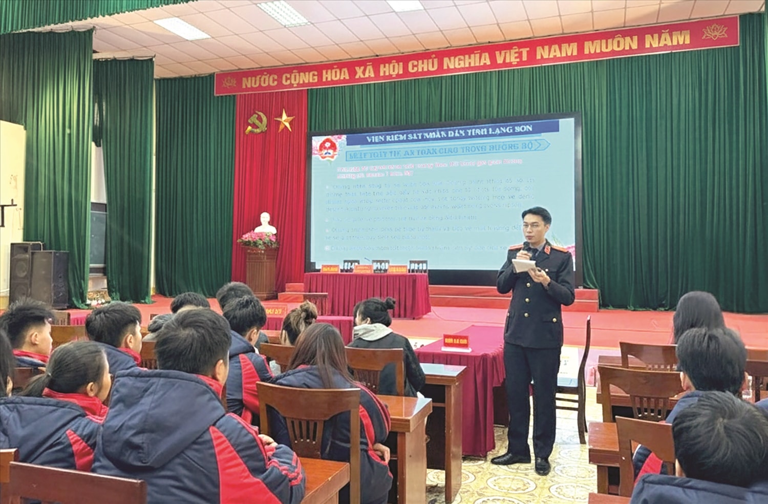 Cán bộ Viện Kiểm sát Nhân dân tỉnh Lạng Sơn giao lưu hỏi đáp sôi nổi, giúp các em học sinh củng cố kiến thức pháp luật Cán bộ Viện Kiểm sát Nhân dân tỉnh Lạng Sơn giao lưu hỏi đáp sôi nổi, giúp các em học sinh củng cố kiến thức pháp luật