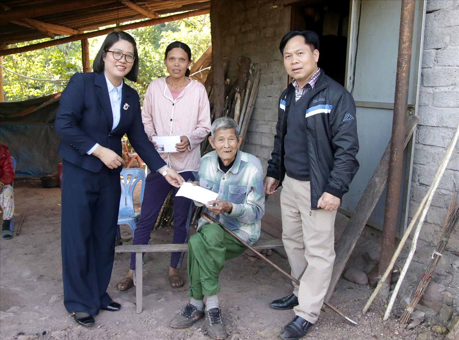Ông Hoàng Văn Chiều, Phó Giám đốc Sở Nông nghiệp và Môi trường tỉnh Lạng Sơn, cùng lãnh đạo xã Châu Sơn tặng quà cho hộ nghèo trên địa bàn xã Ông Hoàng Văn Chiều, Phó Giám đốc Sở Nông nghiệp và Môi trường tỉnh Lạng Sơn, cùng lãnh đạo xã Châu Sơn tặng quà cho hộ nghèo trên địa bàn xã