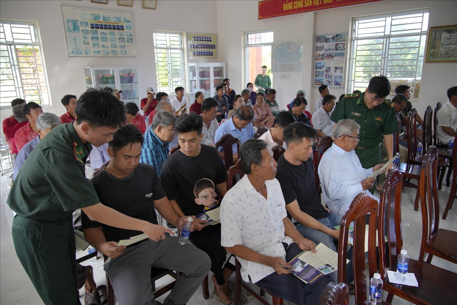 Cán bộ Biên phòng phát tờ rơi, tuyên truyền phòng chống khai thác hải sản bất hợp pháp, không báo cáo và không theo quy định đến bà con xã Hòn Đất