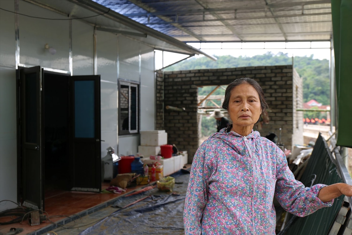 Bà Đậu Thị Hợi-Một trong 7 hộ dân ở bản Cửa Rào 2, xã Tương Dương, nhận nhà hỗ trợ theo diện lắp ghép tâm sự: Nay chỗ ở đã tươm tất hơn, cảm thấy mình cũng còn may mắn hơn nhiều người còn chưa có nhà để ở -  Ảnh: Thanh Hải