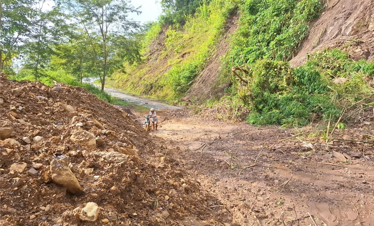Hơn 50 điểm sạt lở khiến việc vận chuyển vật tư thi công dự án mở đường vào các xã vùng lòng hồ bản Vẽ khó khăn hơn 