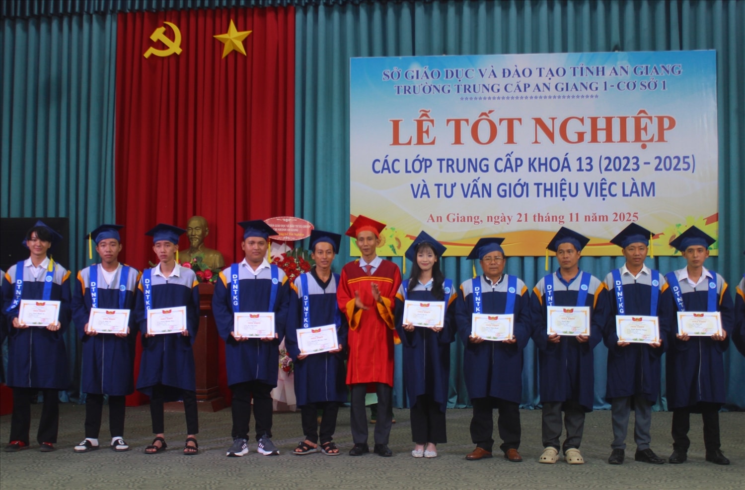 Bạn Danh Thị Tuyết Nhi (thứ 5 từ phải qua) có dự định sau khi tốt nghiệp sẽ đi xuất khẩu lao động. (Ảnh: Tào Đạt) Em Danh Thị Tuyết Nhi cùng nhiều học sinh nhận bằng tốt nghiệp trong Lễ tốt nghiệp ngày 21/11 vừa qua. Ảnh: Tào Đạt