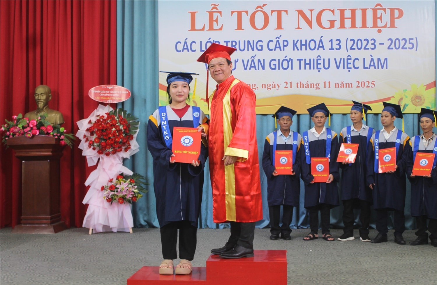 Thạc sĩ Đỗ Anh Khoa, Hiệu trưởng Trường Trung cấp An Giang 1, trao bằng tốt nghiệp cho các học viên. (Ảnh: Tào Đạt) Thạc sĩ Đỗ Anh Khoa, Hiệu trưởng Trường Trung cấp An Giang 1, trao bằng tốt nghiệp cho các học sinh. Ảnh: Tào Đạt