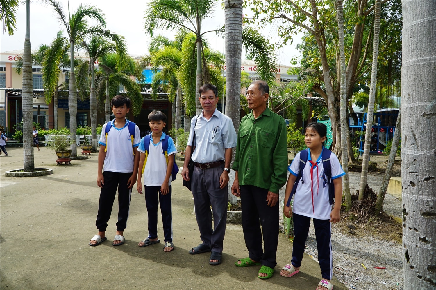 Mỗi khi ông Vạn ghé qua thăm Trường Tiểu học Long Thạnh 2  trường, thầy và trò đều quấn quýt theo ông trò chuyện 
