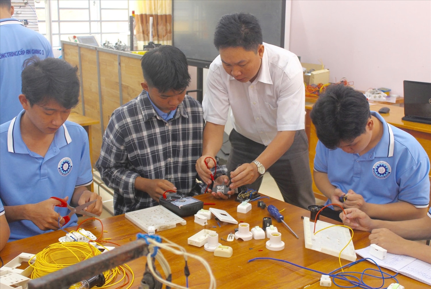 Các giờ học được thiết kế theo hướng thực hành đi đôi lý thuyết. (Ảnh tư liệu: Trường Trung cấp An Giang 1. Ảnh: Tào Đạt Các giờ học được nhà trường thiết kế theo hướng lý thuyết đi đôi với thực hành. Ảnh: Tào Đạt
