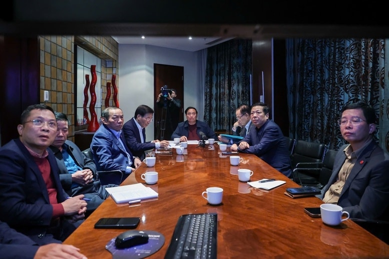 Đây là lần thứ hai, trong chuyến công tác thăm chính thức Kuwait và Algeria, tham dự Hội nghị Thượng đỉnh G20, Thủ tướng chủ trì cuộc họp trực tuyến với trong nước về tình hình mưa lũ, ứng phó, khắc phục hậu quả thiên tai, sau cuộc họp ngày 20/11 từ Algeria - Ảnh: VGP/Nhật Bắc