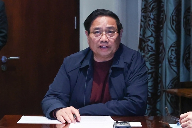Thủ tướng Phạm Minh Chính chủ trì cuộc họp khẩn trực tuyến với các bộ, ngành, cơ quan, địa phương qua các điểm cầu trong nước về tình hình mưa lũ và tiếp tục ứng phó, khắc phục hậu quả thiên tai tại các tỉnh miền Trung - Ảnh: VGP/Nhật Bắc
