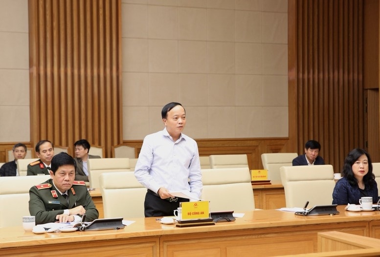 Thứ trưởng Bộ Công an Đặng Hồng Đức báo cáo tại cuộc họp - Ảnh: VGP/Nguyễn Hoàng