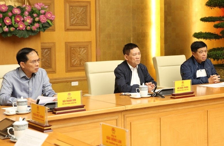 Các Phó Thủ tướng Hồ Đức Phớc, Bùi Thanh Sơn, Nguyễn Chí Dũng tham dự cuộc họp tại điểm cầu trụ sở Chính phủ - Ảnh: VGP/Nguyễn Hoàng
