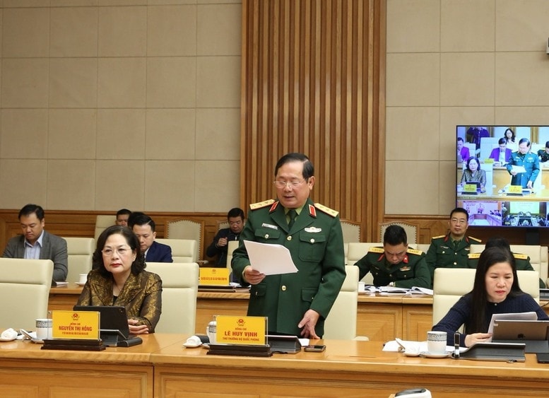 Thượng tướng Lê Huy Vịnh, Thứ trưởng Bộ Quốc phòng báo cáo tại cuộc họp - Ảnh: VGP/Nguyễn Hoàng
