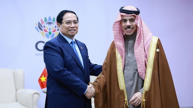 Thủ tướng Phạm Minh Chính và Bộ trưởng Ngoại giao Saudi Arabia, Hoàng thân Faisal Bin Farhan Al Saud. ( Ảnh: VGP/Nhật Bắc) Thủ tướng Phạm Minh Chính và Bộ trưởng Ngoại giao Saudi Arabia, Hoàng thân Faisal Bin Farhan Al Saud. ( Ảnh: VGP/Nhật Bắc)