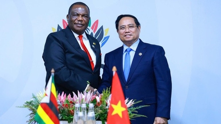 Thủ tướng Phạm Minh Chính và Phó Tổng thống Zimbabwe Constantino Chiwenga. (Ảnh: VGP/Nhật Bắc) Thủ tướng Phạm Minh Chính và Phó Tổng thống Zimbabwe Constantino Chiwenga. (Ảnh: VGP/Nhật Bắc)