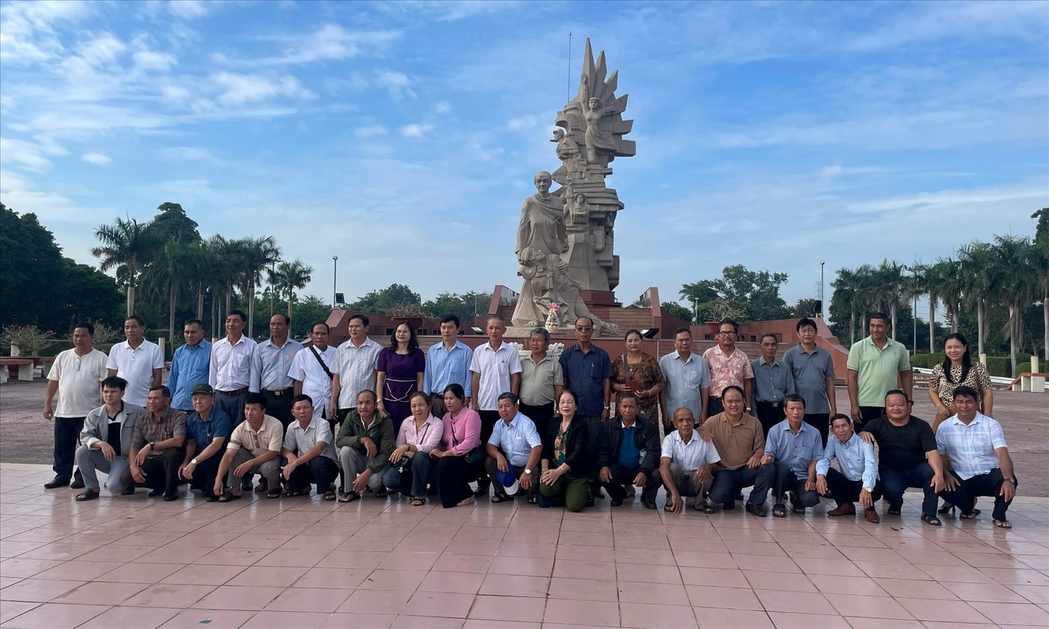 Đoàn đại biểu Người có uy tín tỉnh Đắk Lắk chụp ảnh lưu niệm tại Công viên tượng đài