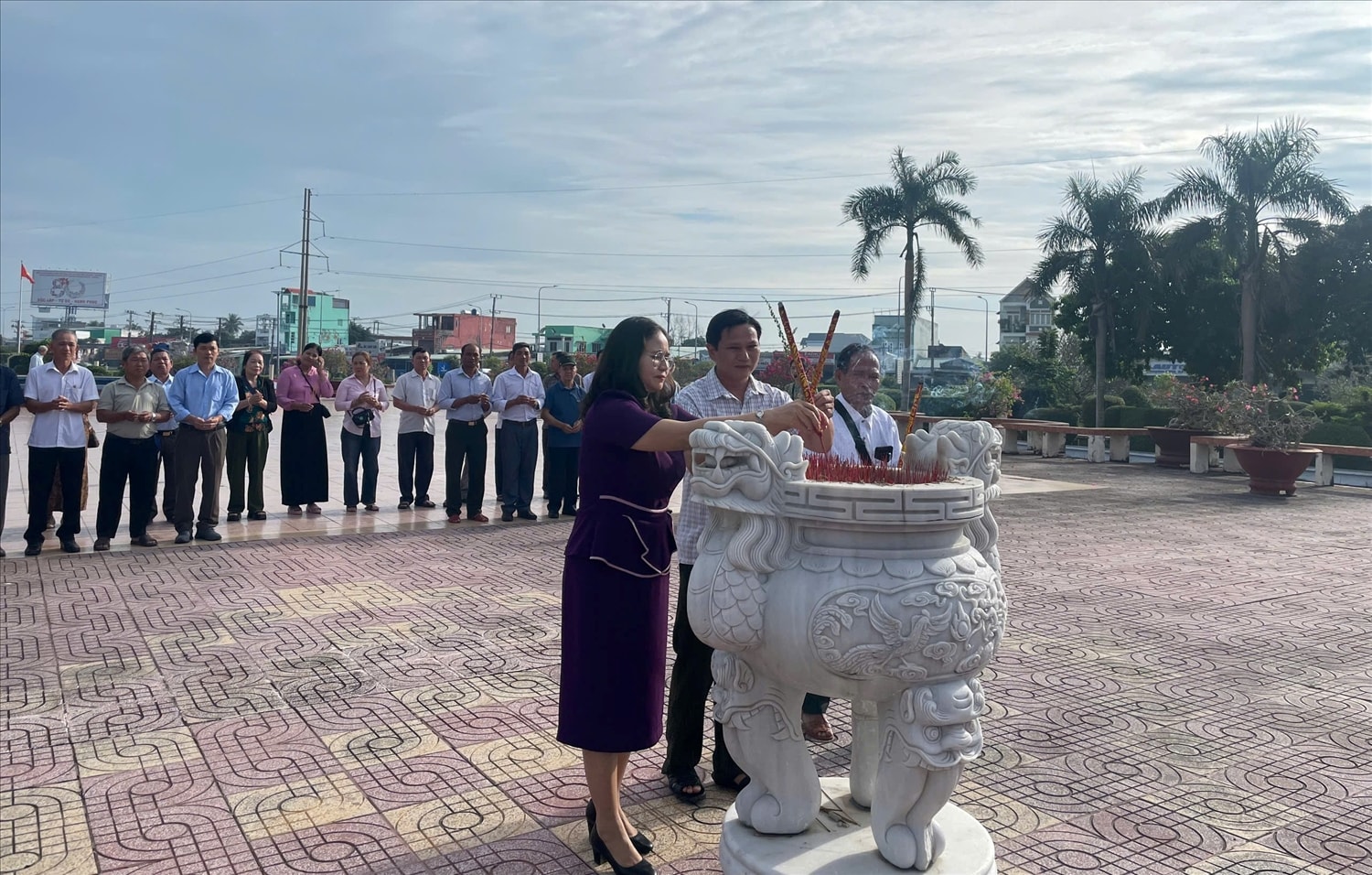 Đoàn đại biểu Người có uy tín tỉnh Đắk Lắk dâng hương Công viên tượng đài “Long An Trung dũng kiên cường, toàn dân đánh giặc”