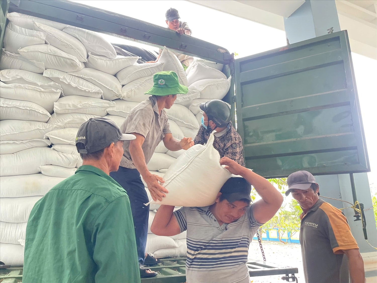 Đắk Lắk tiến hành cấp gạo hỗ trợ người dân bị ảnh hưởng do ngập lụt