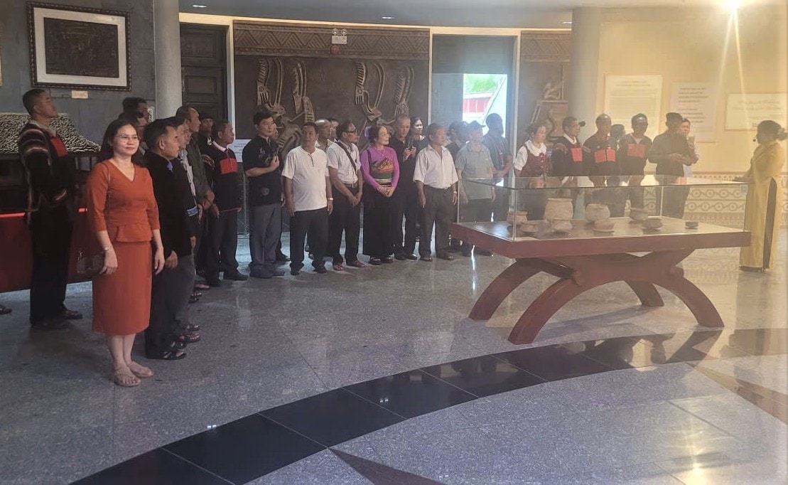 Người có uy tín tỉnh Đắk Lắk tham quan Dinh Độc lập tại  TP. Hồ Chí Minh