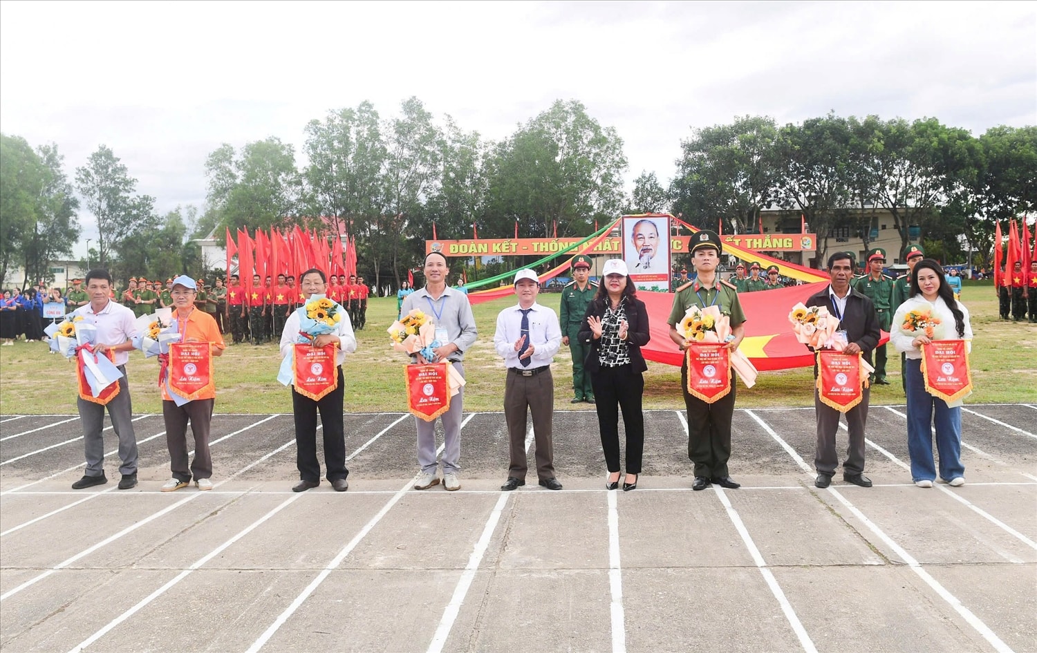 Lãnh đạo xã Đăk Rơ Wa tặng hoa và Cờ lưu niệm cho các đoàn vận động viên. (Ảnh: Ngọc Chí)             