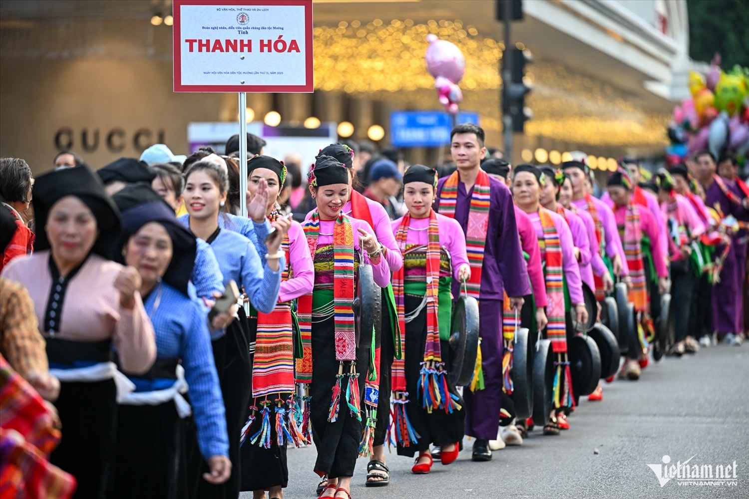 Tiếng cồng chiêng người Mường vang dội trên phố đi bộ hồ Hoàn Kiếm 9