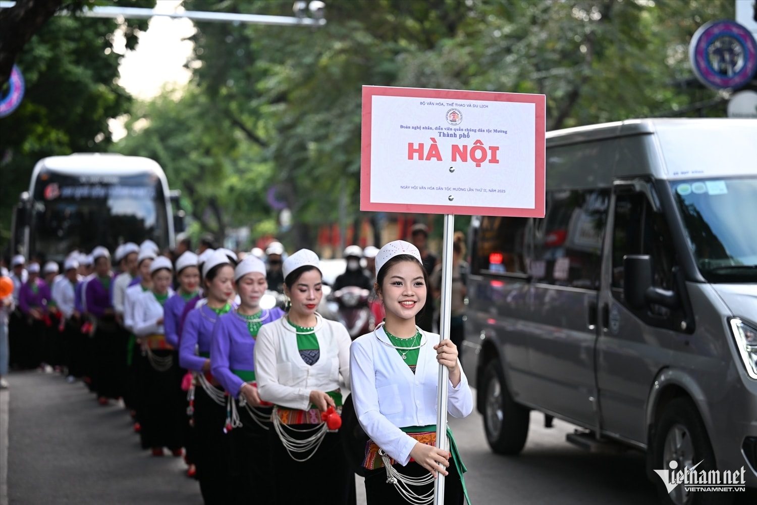 Tiếng cồng chiêng người Mường vang dội trên phố đi bộ hồ Hoàn Kiếm 1