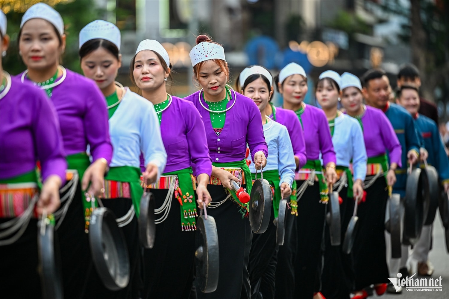 Tiếng cồng chiêng người Mường vang dội trên phố đi bộ hồ Hoàn Kiếm 5