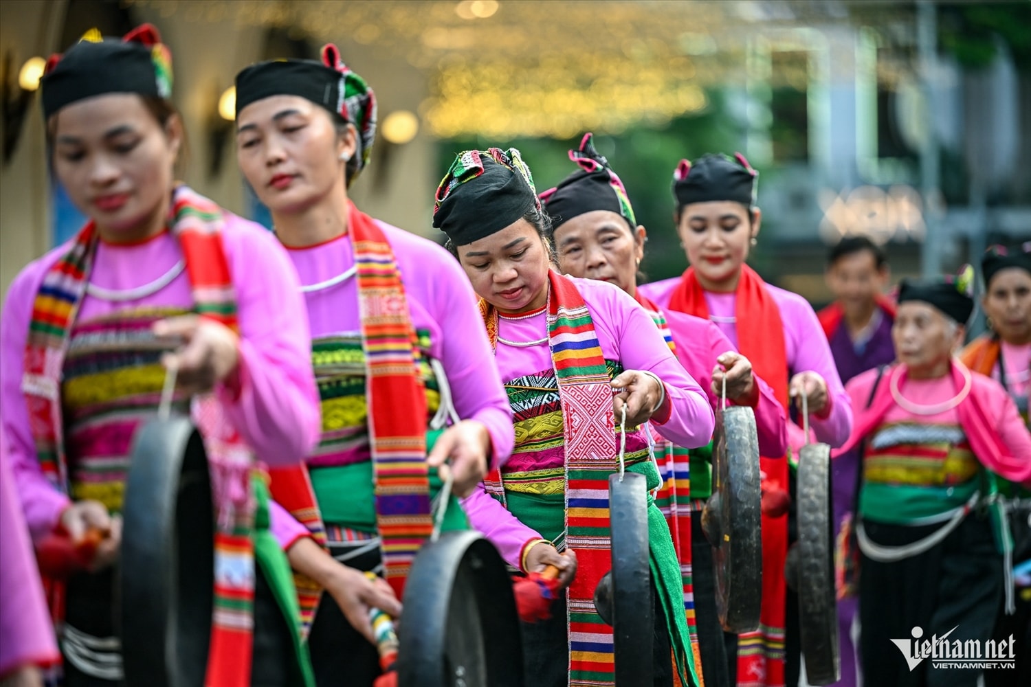Tiếng cồng chiêng người Mường vang dội trên phố đi bộ hồ Hoàn Kiếm 7