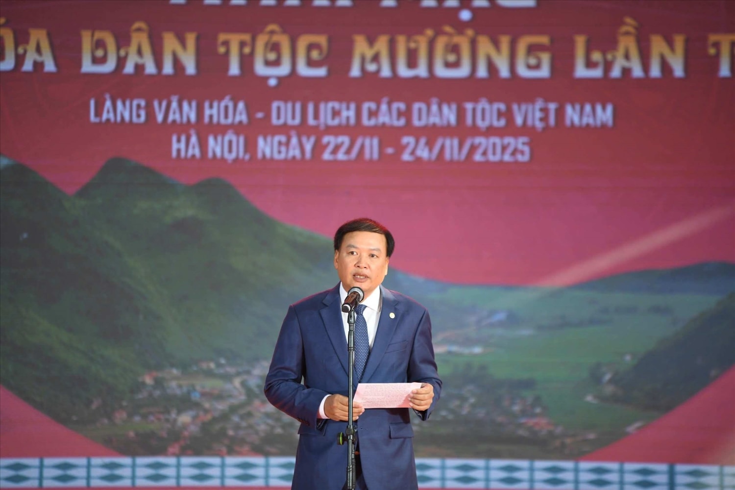 Ông Trịnh Ngọc Chung, Cục trưởng Cục Văn hóa các dân tộc Việt Nam phát biểu khai mạc ngày hội Ông Trịnh Ngọc Chung, Cục trưởng Cục Văn hóa các dân tộc Việt Nam phát biểu khai mạc ngày hội