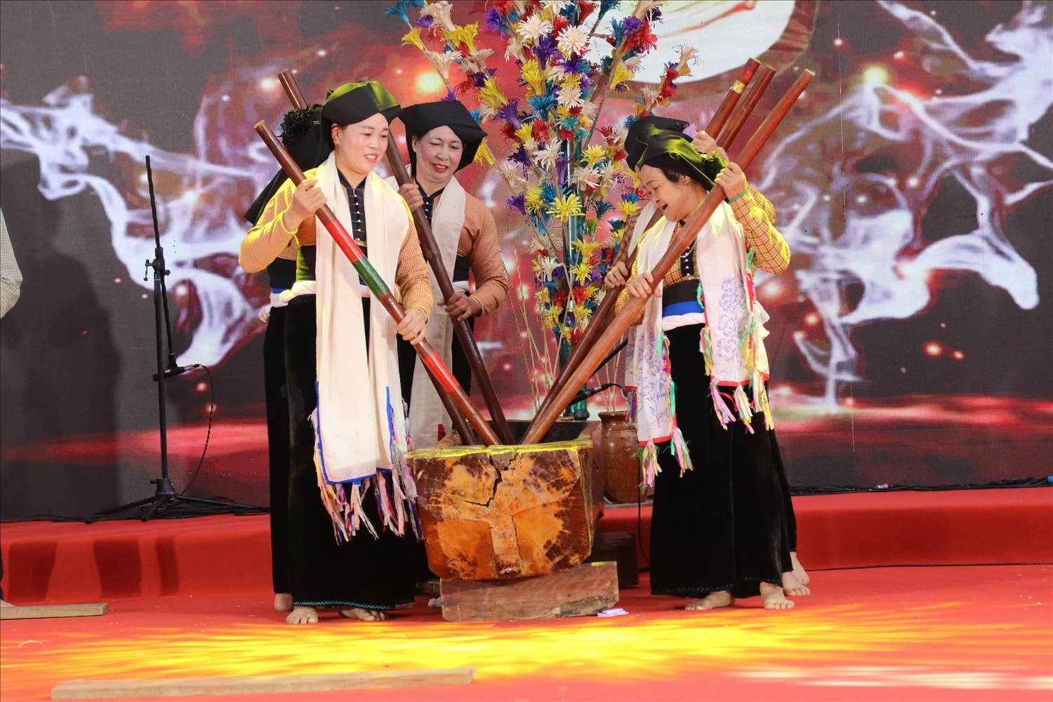 Màn đâm đuống của đồng bào Mường Sơn La Màn đâm đuống của đồng bào Mường tỉnh Sơn La