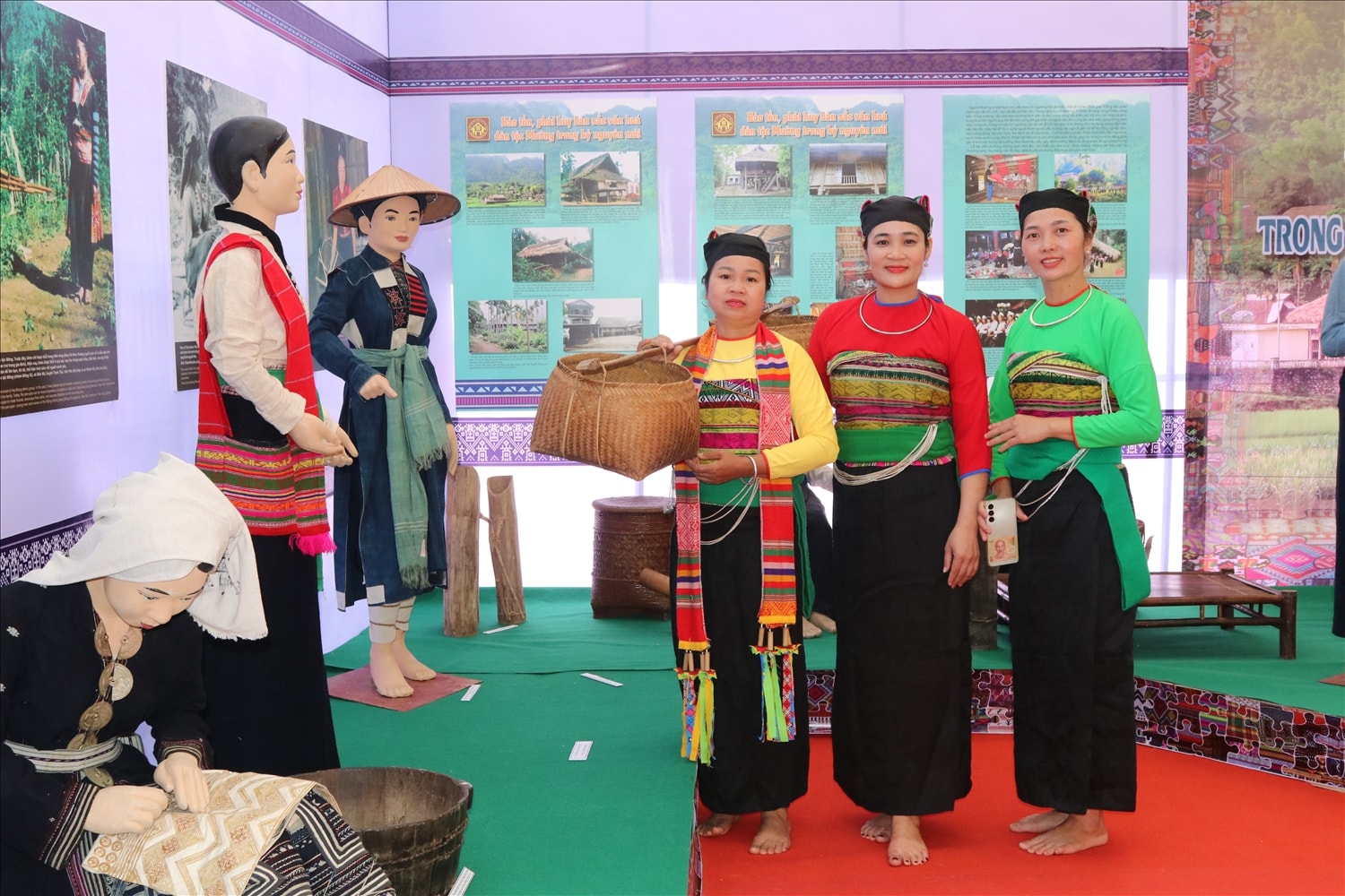 Các cô gái Mường với trang phục rực rỡ tại ngày hội Các cô gái Mường với trang phục rực rỡ tại ngày hội