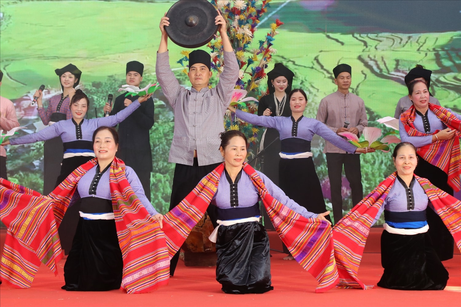 Không gian lễ hội tái hiện sinh động đời sống, phong tục và tinh thần cộng đồng của người Mường Không gian lễ hội tái hiện sinh động đời sống, phong tục và tinh thần cộng đồng của người Mường
