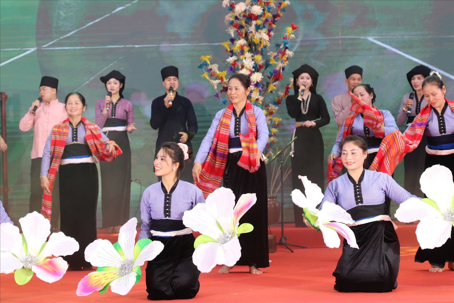 màn biểu diễn của các nghệ nhân Mường đến từ Sơn La Màn biểu diễn của các nghệ nhân dân tộc Mường đến từ tỉnh Sơn La