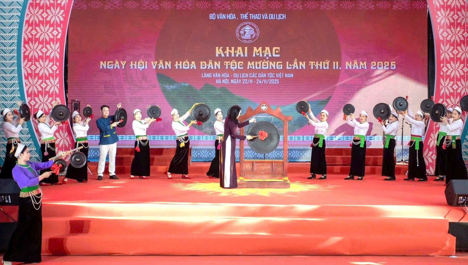 Thứ trưởng Bộ Văn hoá Thể thao và Du lịch, Trịnh Thị Thuỷ đánh trống khai mạc Ngày hội Thứ trưởng Bộ Văn hoá Thể thao và Du lịch, Trịnh Thị Thuỷ đánh trống khai mạc Ngày hội