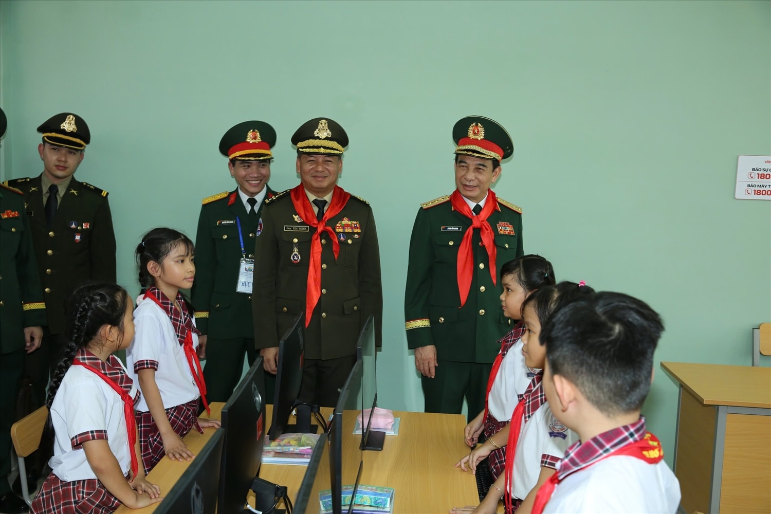 Để tăng cường trong việc tiếp cận thông tin mạng và chuyển đổi số, Công trình đã đầu tư phòng máy tính cho các em học và thực hành trên máy 