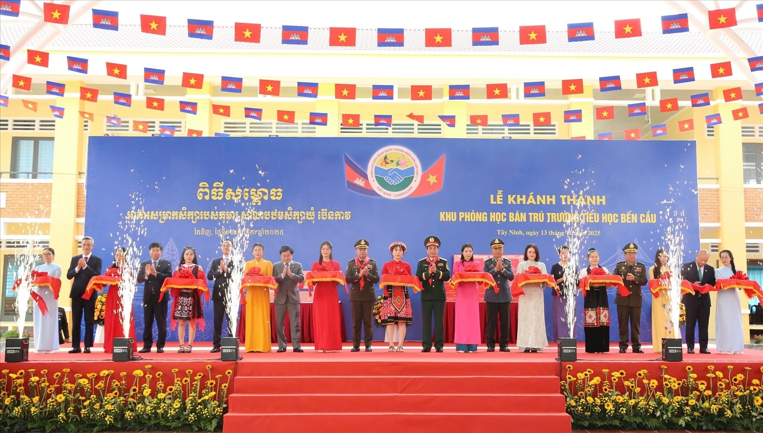 Đại tướng Phan Văn Giang và Đại tướng Tea cùng các đại biểu cắt băng khánh thành phòng học bán trú thuộc Trường Tiểu học Bến Cầu