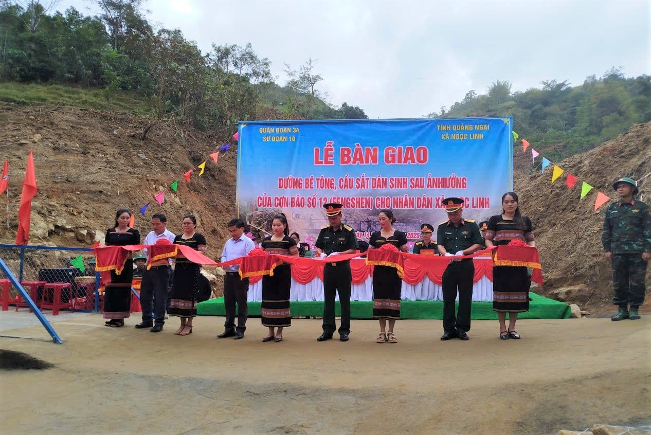Lãnh đạo xã Ngọc Linh, Sư đoàn 10 và Ban Chỉ huy phòng thủ khu vực 2 Pờ Y cắt băng khánh thành, bàn giao đường dân sinh cho xã Ngọc Linh. (Ảnh: Ngọc Chí)