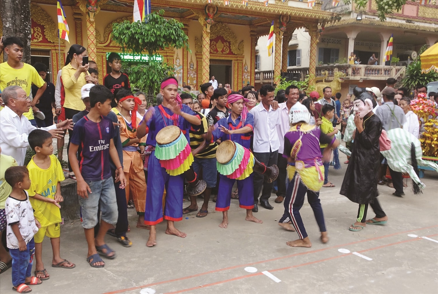 Đội trống Chhay dăm chùa Buppharam, xã Hưng Hội, do ông Thạch Cưng cùng các thành viên CLB và Ban Quản trị chùa Buppharam thành lập,  biểu diễn phục vụ đồng bào dân tộc dịp Lễ Dâng y cà sa năm 2025