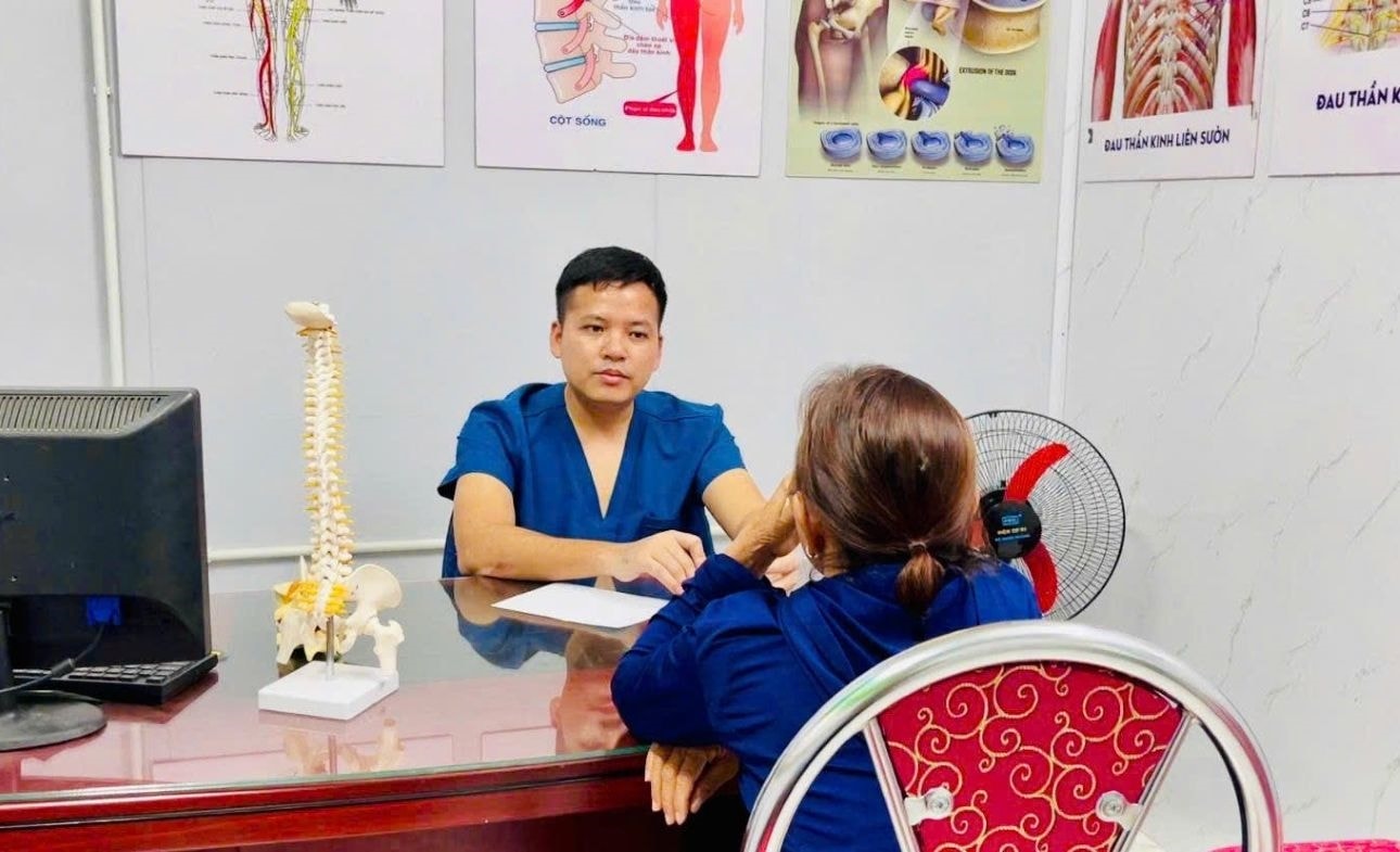 Bác sĩ Lá Văn Khôi tư vấn cho người bệnh
