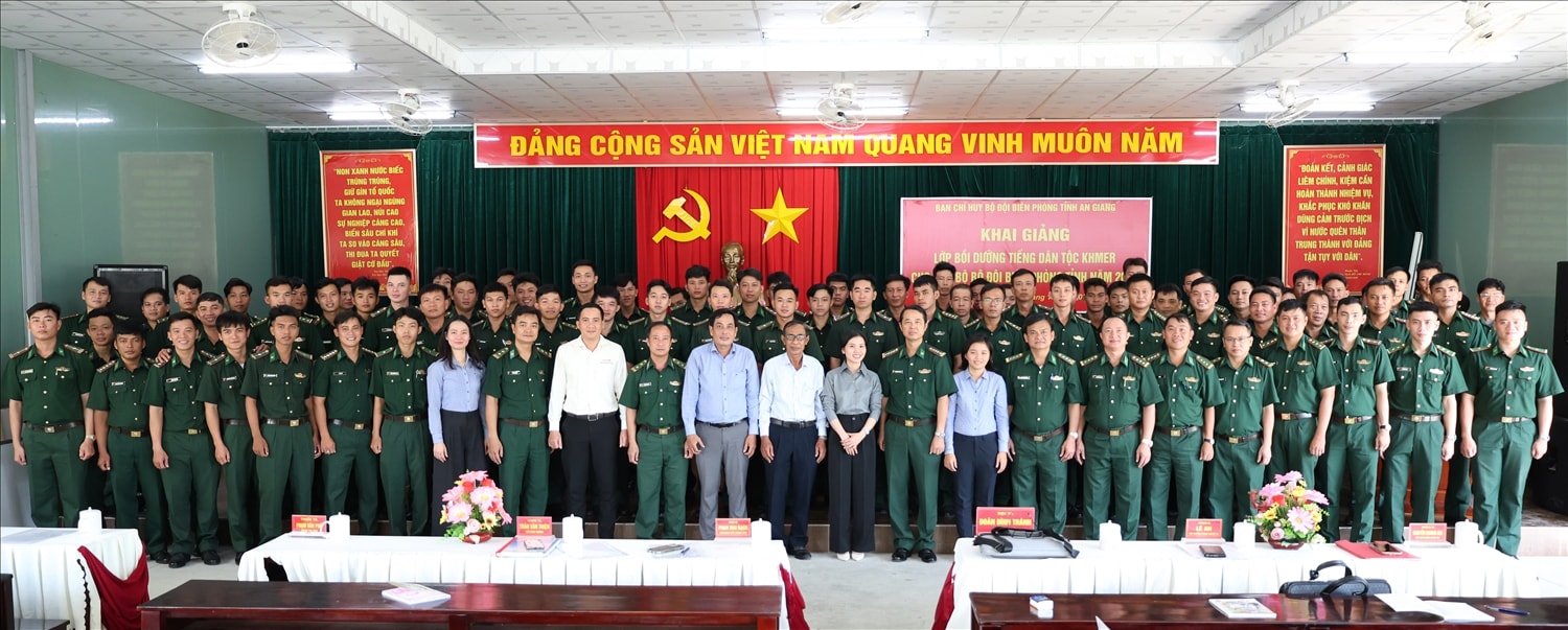 Các đại biểu cùng toàn thể học viên chụp ảnh lưu niệm