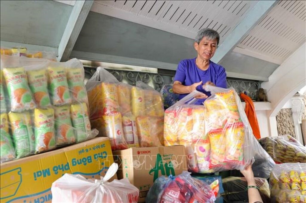 Người dân Hà Nội ở mọi lứa tuổi đều hướng về đồng bào miền Trung.  Ảnh: Vũ Quang/TTXVN